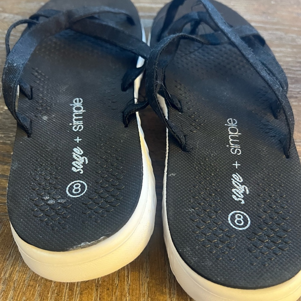 Black Minimalist Sandals with Y-Shaped Straps - Picture 2 of 3
